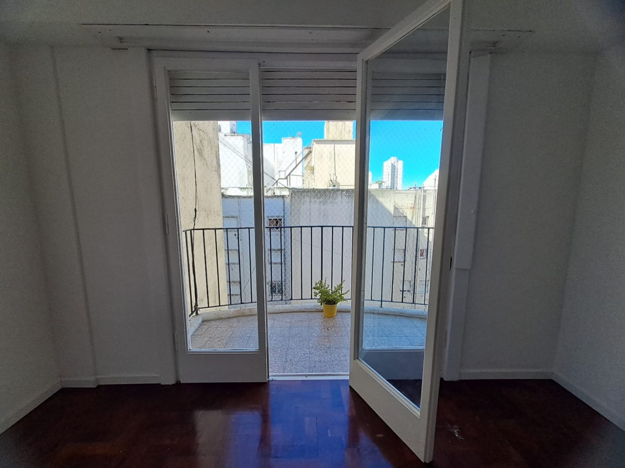 DEPARTAMENTO 1 AMB CON BALCON AL CONTRAFRENTE RECICLADO VENDE Y PERMUTA