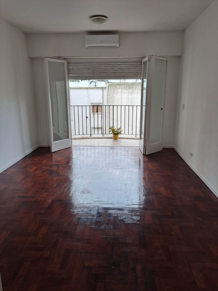 DEPARTAMENTO 1 AMB CON BALCON AL CONTRAFRENTE RECICLADO VENDE Y PERMUTA