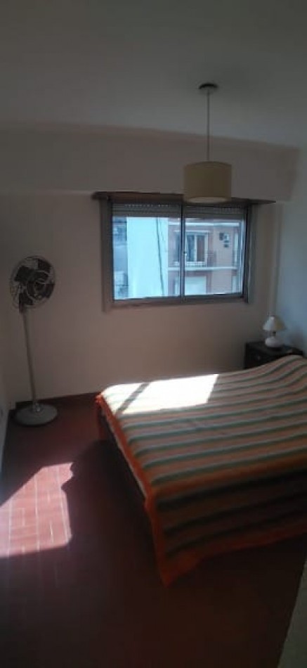 DEPARTAMENTO 2 AMBIENTES A LA CALLE CON BALCON FRANCES, EN ESTADO ORIGINAL EN EL CENTRO