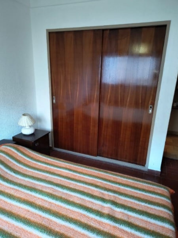 DEPARTAMENTO 2 AMBIENTES A LA CALLE CON BALCON FRANCES, EN ESTADO ORIGINAL EN EL CENTRO
