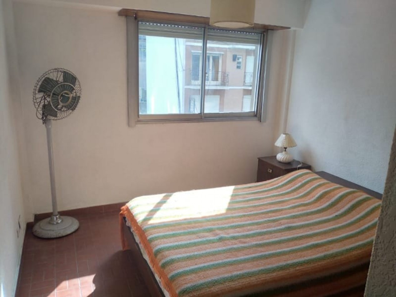 DEPARTAMENTO 2 AMBIENTES A LA CALLE CON BALCON FRANCES, EN ESTADO ORIGINAL EN EL CENTRO