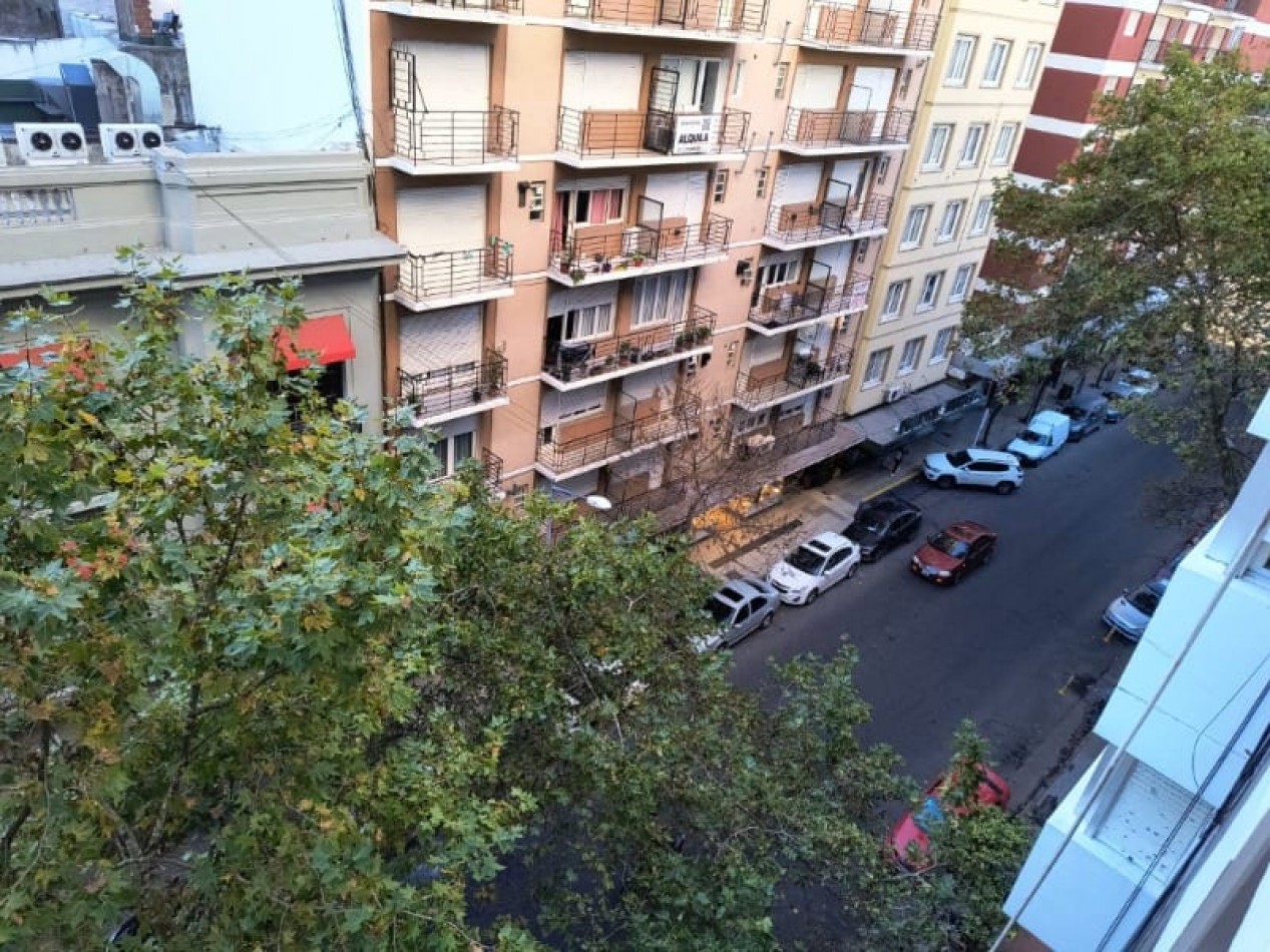 DEPARTAMENTO 2 AMBIENTES A LA CALLE CON BALCON FRANCES, EN ESTADO ORIGINAL EN EL CENTRO