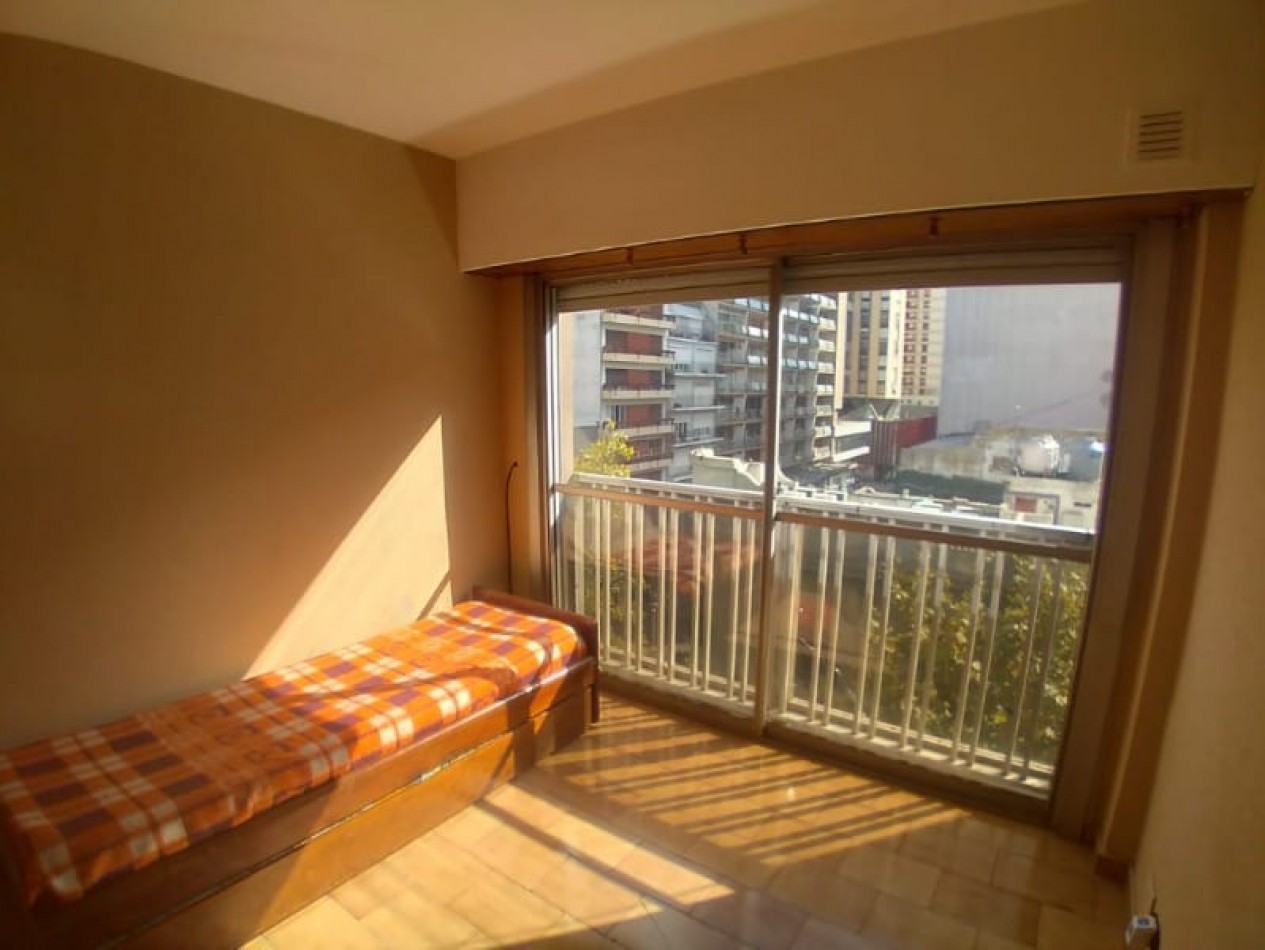 DEPARTAMENTO 2 AMBIENTES A LA CALLE CON BALCON FRANCES, EN ESTADO ORIGINAL EN EL CENTRO