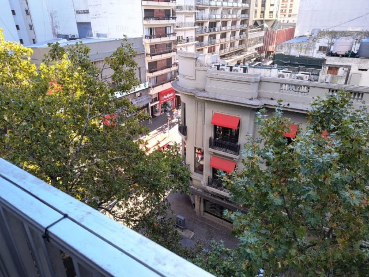 DEPARTAMENTO 2 AMBIENTES A LA CALLE CON BALCON FRANCES, EN ESTADO ORIGINAL EN EL CENTRO