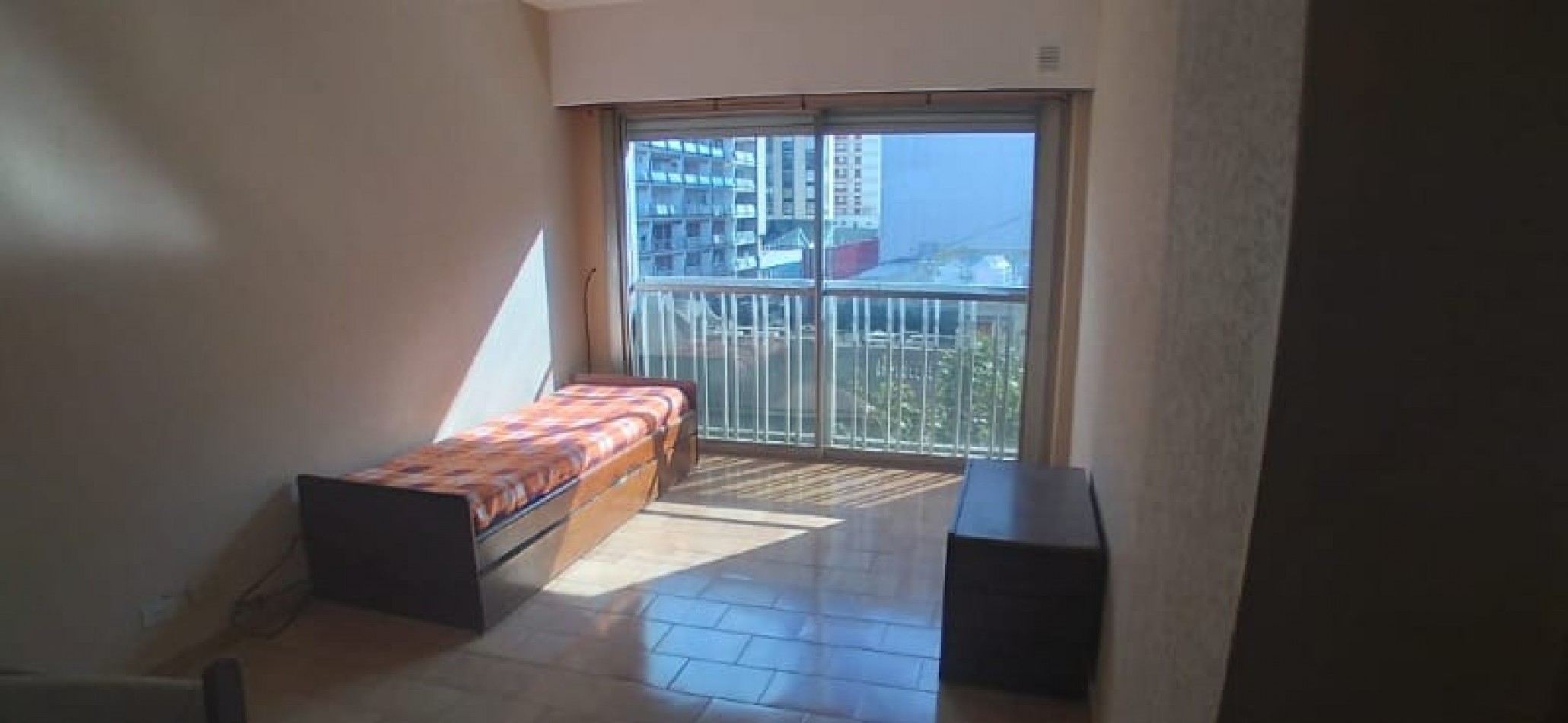 DEPARTAMENTO 2 AMBIENTES A LA CALLE CON BALCON FRANCES, EN ESTADO ORIGINAL EN EL CENTRO