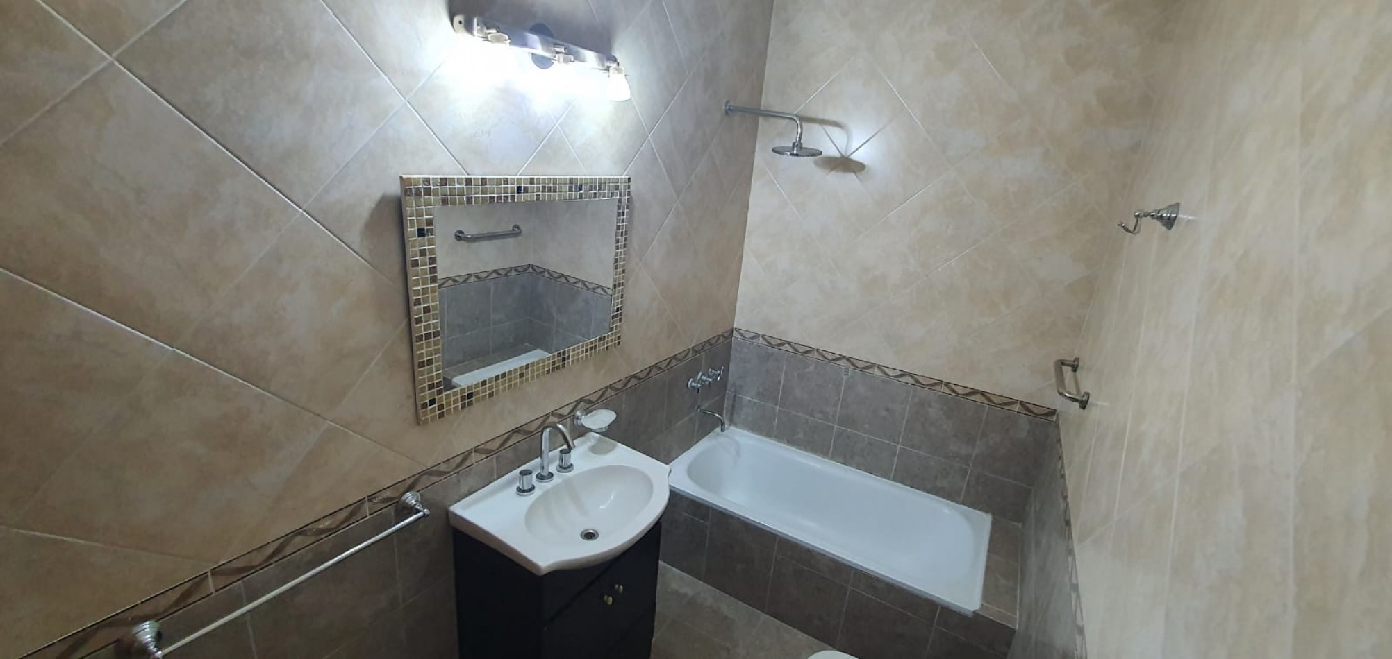 CASA 4 AMBIENTES CON PARQUE Y GARAJE EN MIRAMAR
