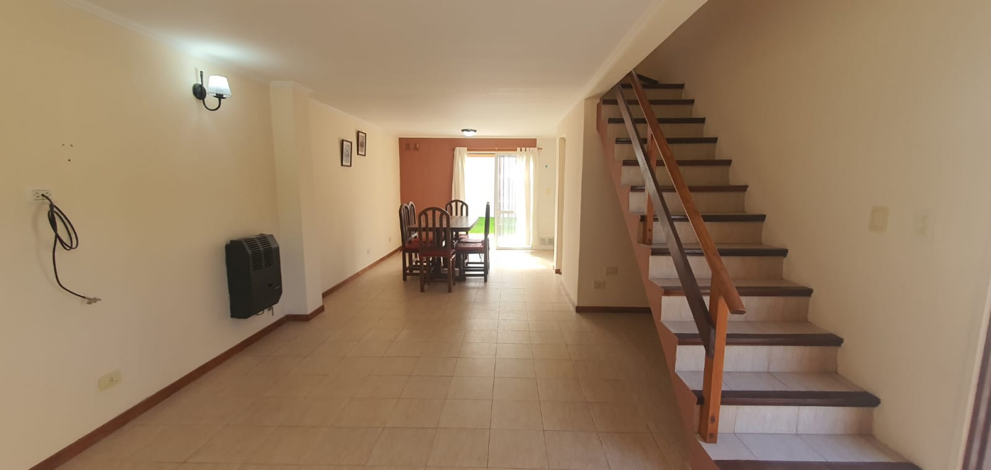 DUPLEX 3 AMBIENTES CON PARQUE Y ENTRADA PARA AUTO EN MIRAMAR. APTO CREDITO
