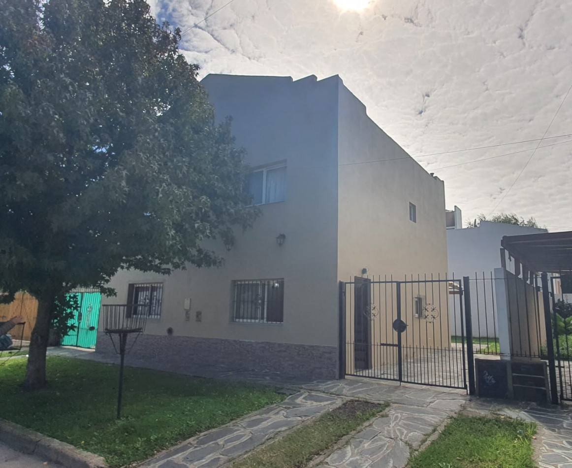 DUPLEX 3 AMBIENTES CON PARQUE Y ENTRADA PARA AUTO EN MIRAMAR. APTO CREDITO