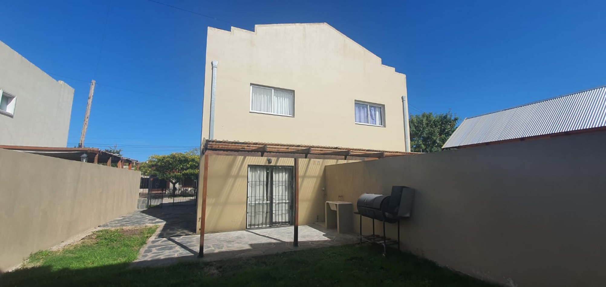 DUPLEX 3 AMBIENTES CON PARQUE Y ENTRADA PARA AUTO EN MIRAMAR. APTO CREDITO