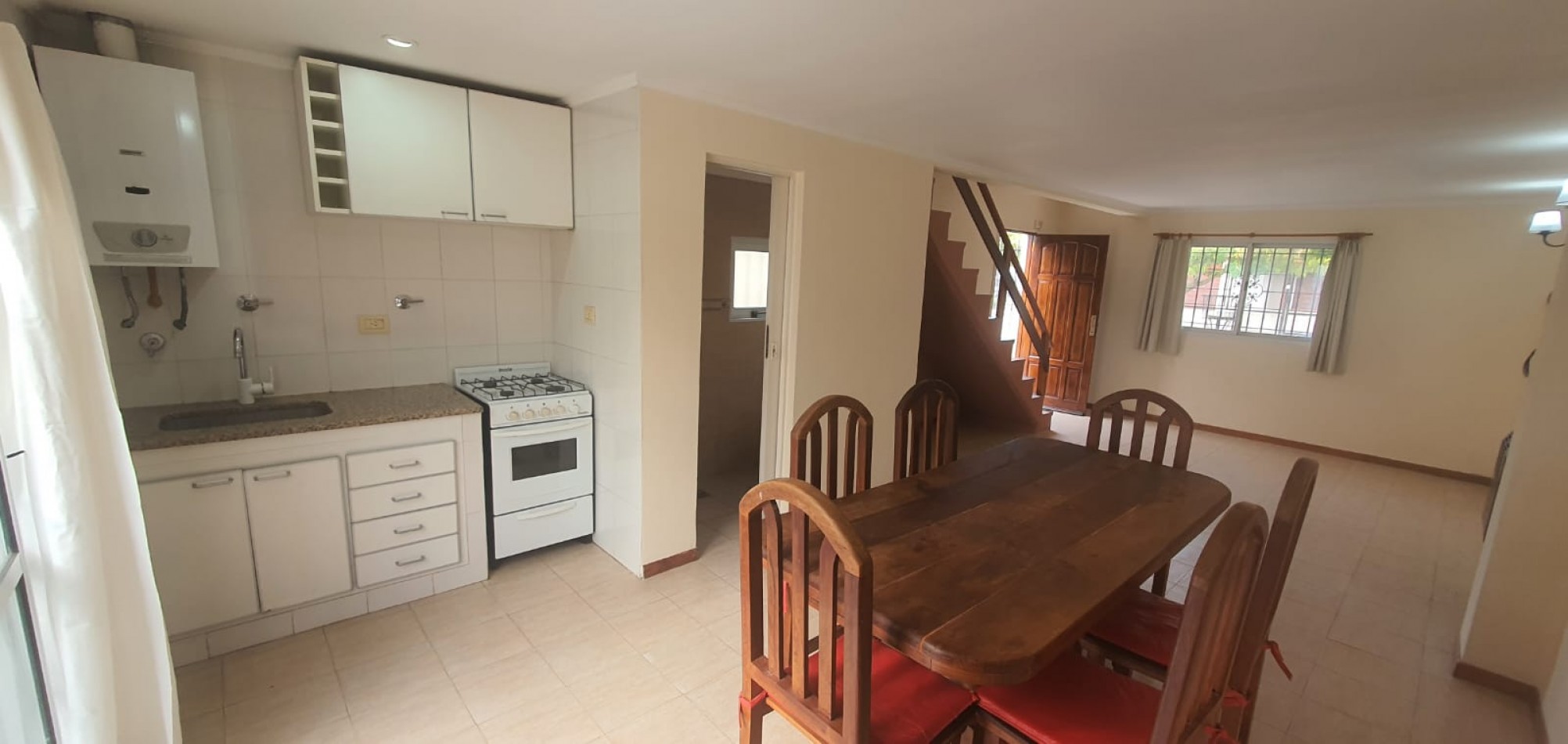 DUPLEX 3 AMBIENTES CON PARQUE Y ENTRADA PARA AUTO EN MIRAMAR. APTO CREDITO