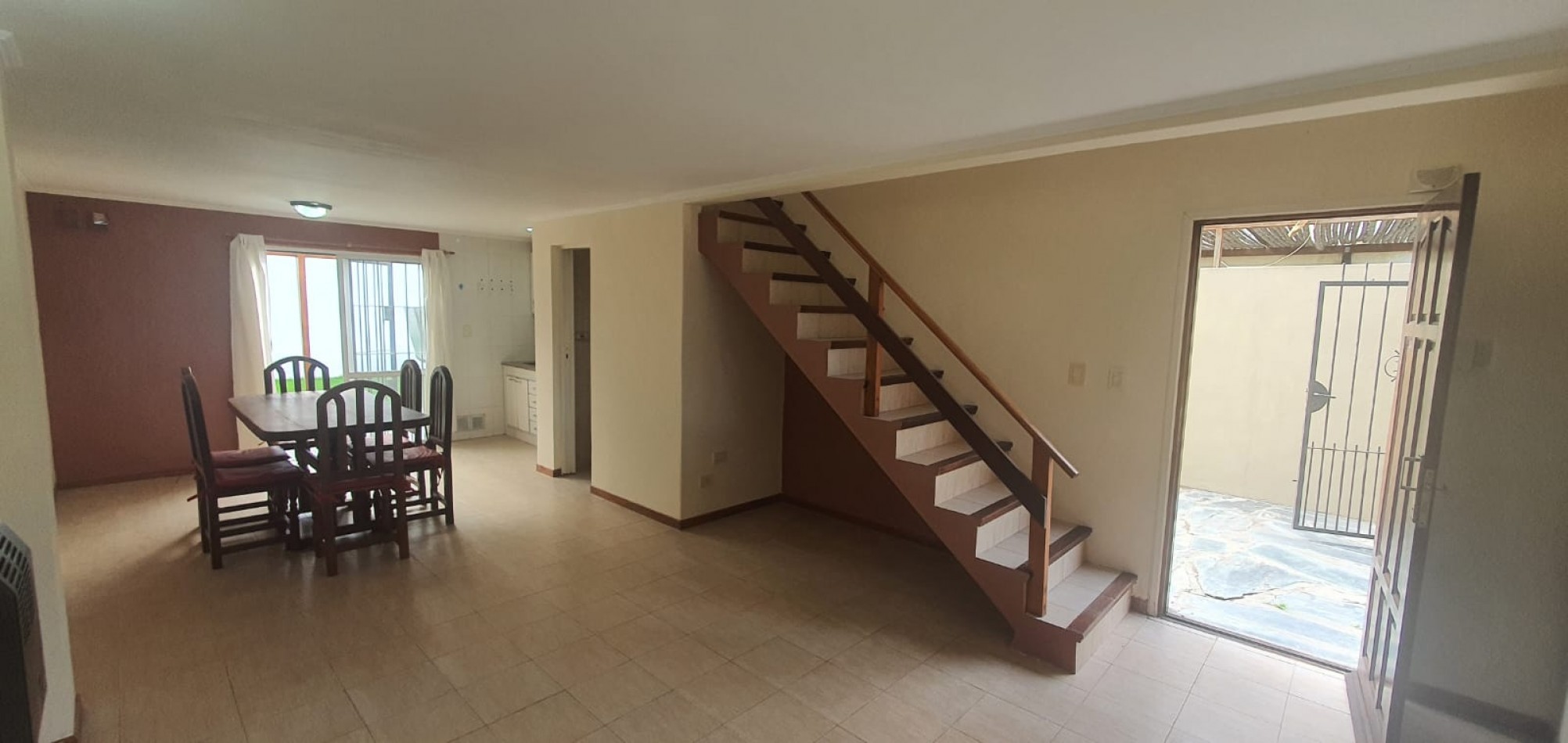 DUPLEX 3 AMBIENTES CON PARQUE Y ENTRADA PARA AUTO EN MIRAMAR. APTO CREDITO