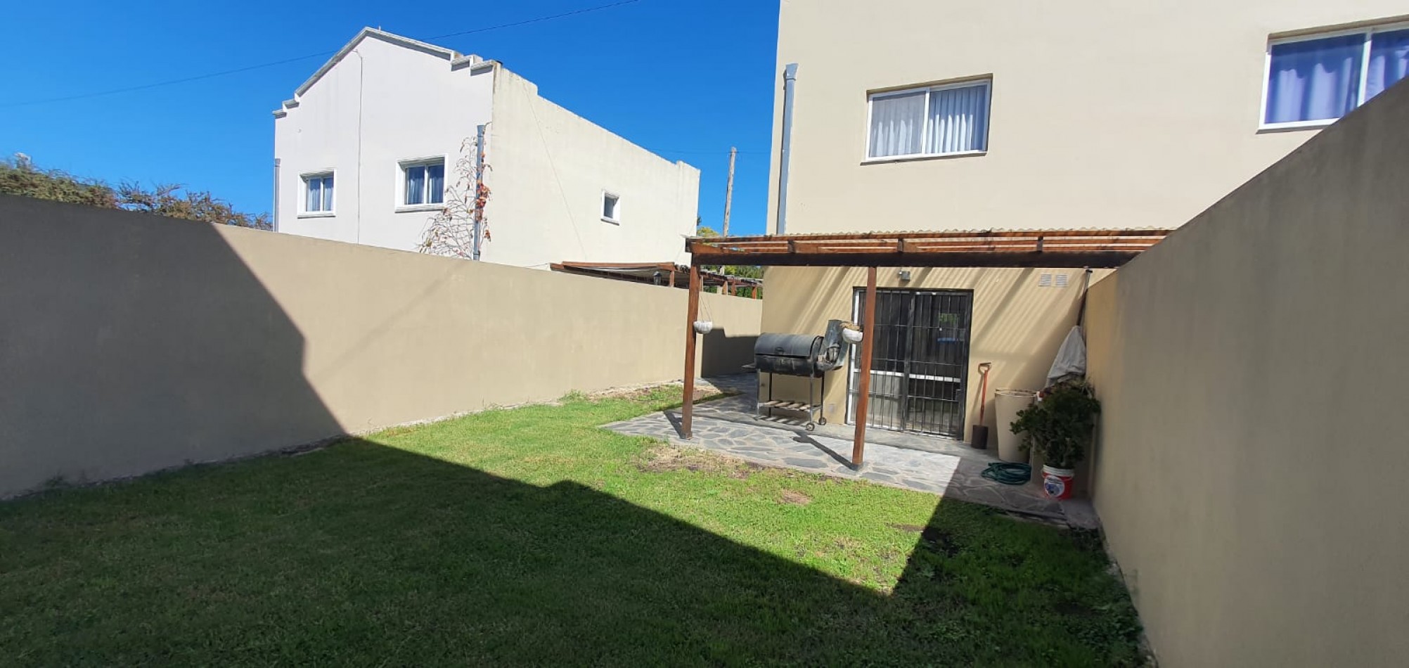 DUPLEX 3 AMBIENTES CON PARQUE Y ENTRADA PARA AUTO EN MIRAMAR. APTO CREDITO