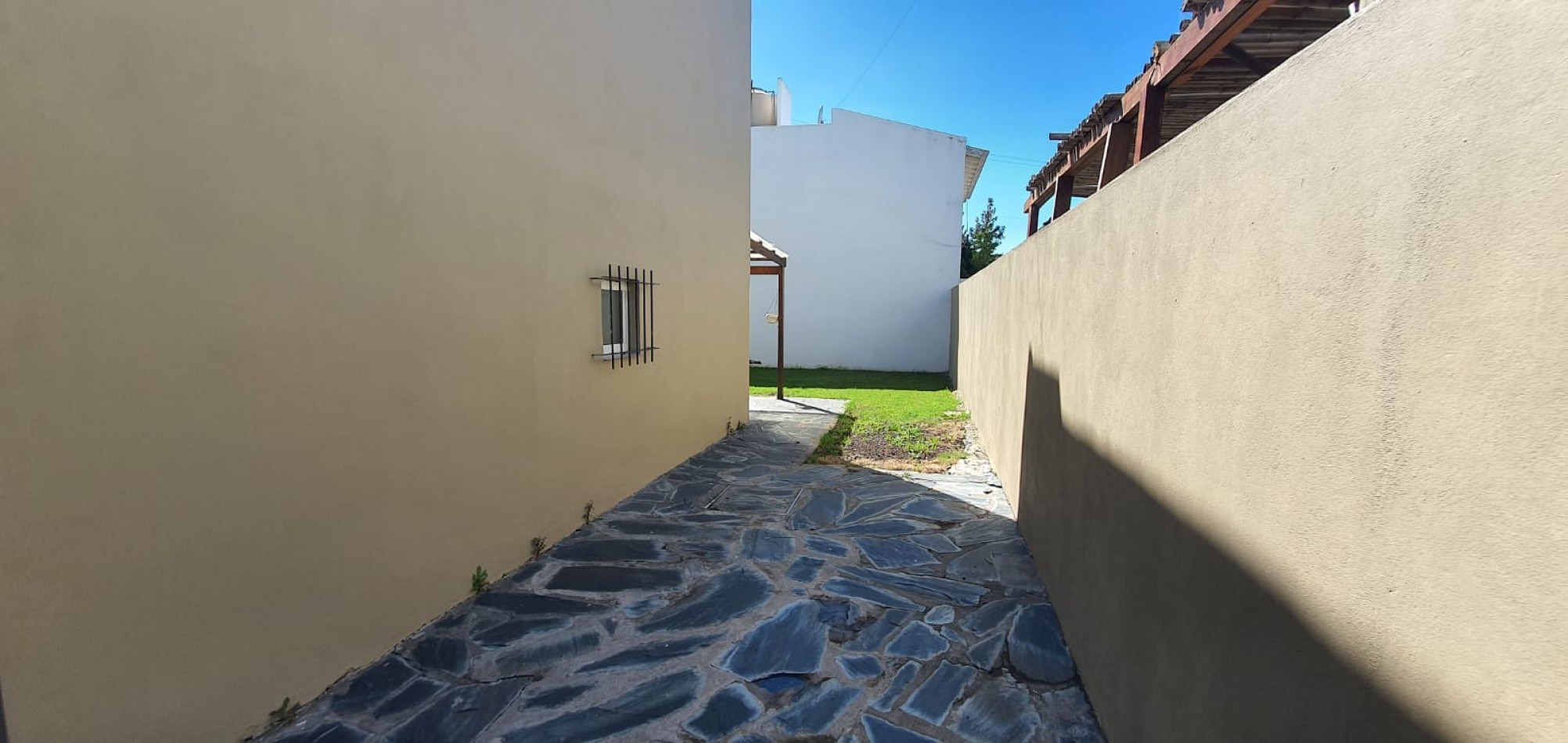 DUPLEX 3 AMBIENTES CON PARQUE Y ENTRADA PARA AUTO EN MIRAMAR. APTO CREDITO