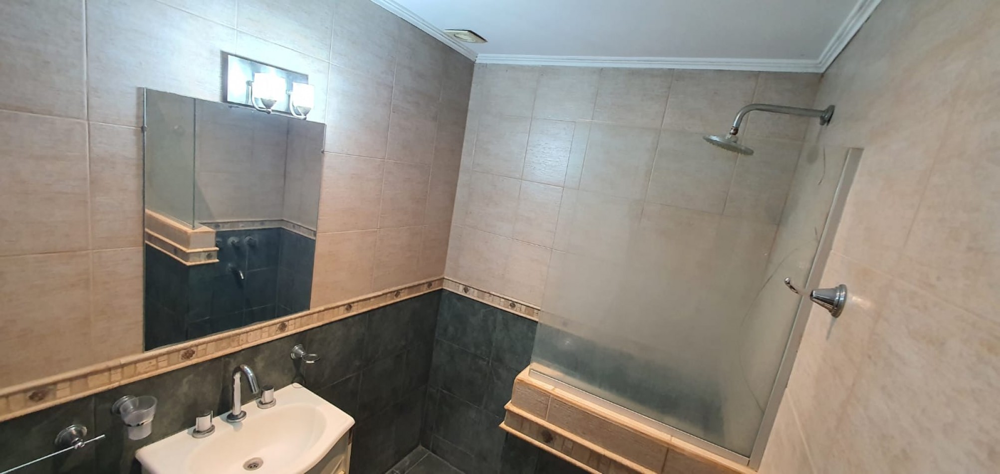 DUPLEX 3 AMBIENTES CON PARQUE Y ENTRADA PARA AUTO EN MIRAMAR. APTO CREDITO
