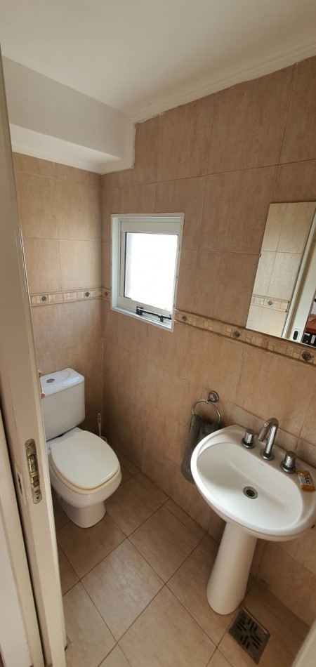 DUPLEX 3 AMBIENTES CON PARQUE Y ENTRADA PARA AUTO EN MIRAMAR. APTO CREDITO