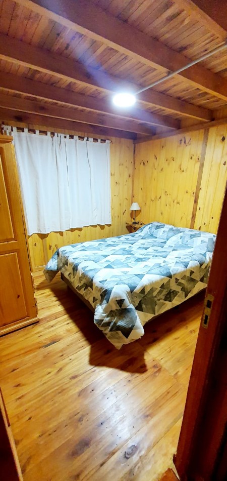 DOS CABAÑAS DE 3 AMBIENTES CON PARQUE Y ENTRADA PARA AUTO EN MIRAMAR. APTO CREDITO