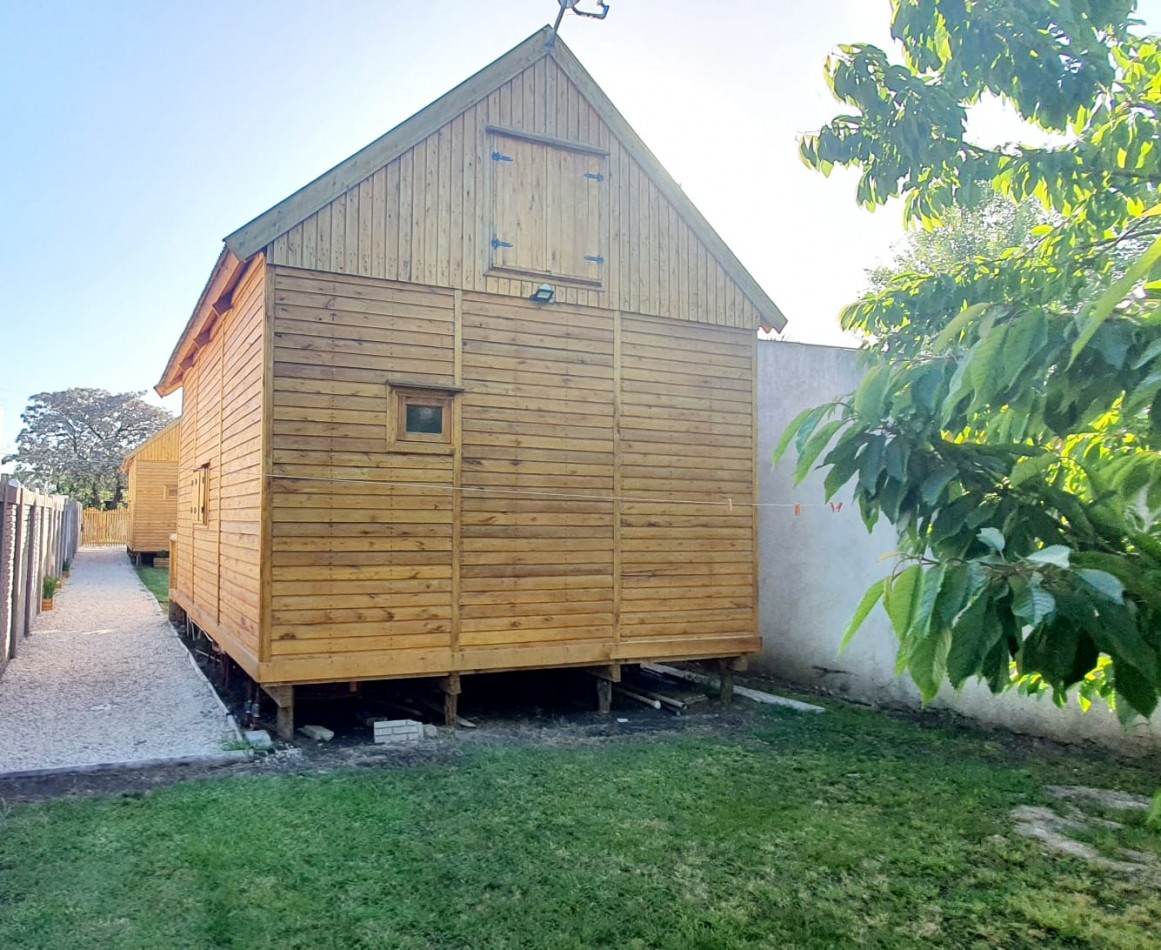 DOS CABAÑAS DE 3 AMBIENTES CON PARQUE Y ENTRADA PARA AUTO EN MIRAMAR. APTO CREDITO