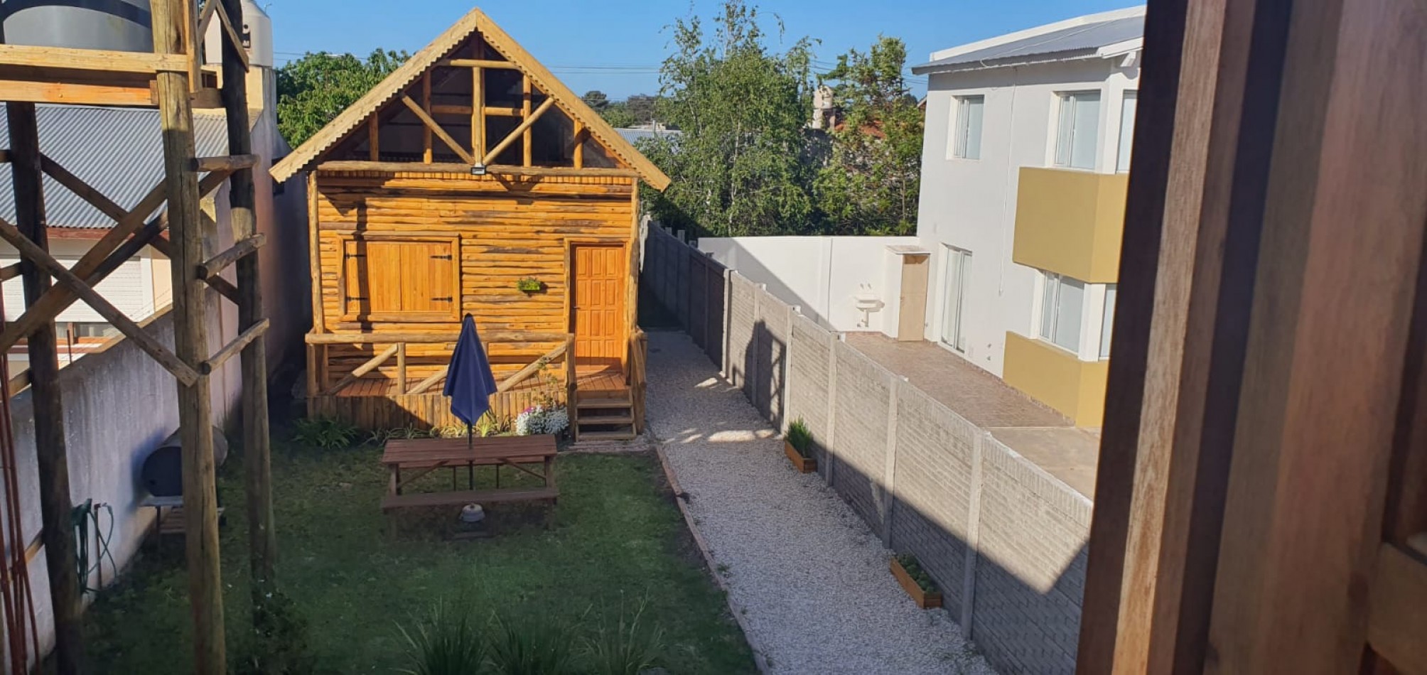 DOS CABAÑAS DE 3 AMBIENTES CON PARQUE Y ENTRADA PARA AUTO EN MIRAMAR. APTO CREDITO