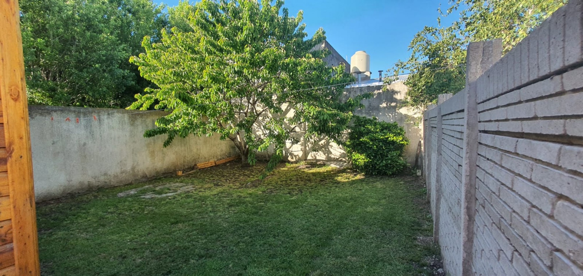 DOS CABAÑAS DE 3 AMBIENTES CON PARQUE Y ENTRADA PARA AUTO EN MIRAMAR. APTO CREDITO