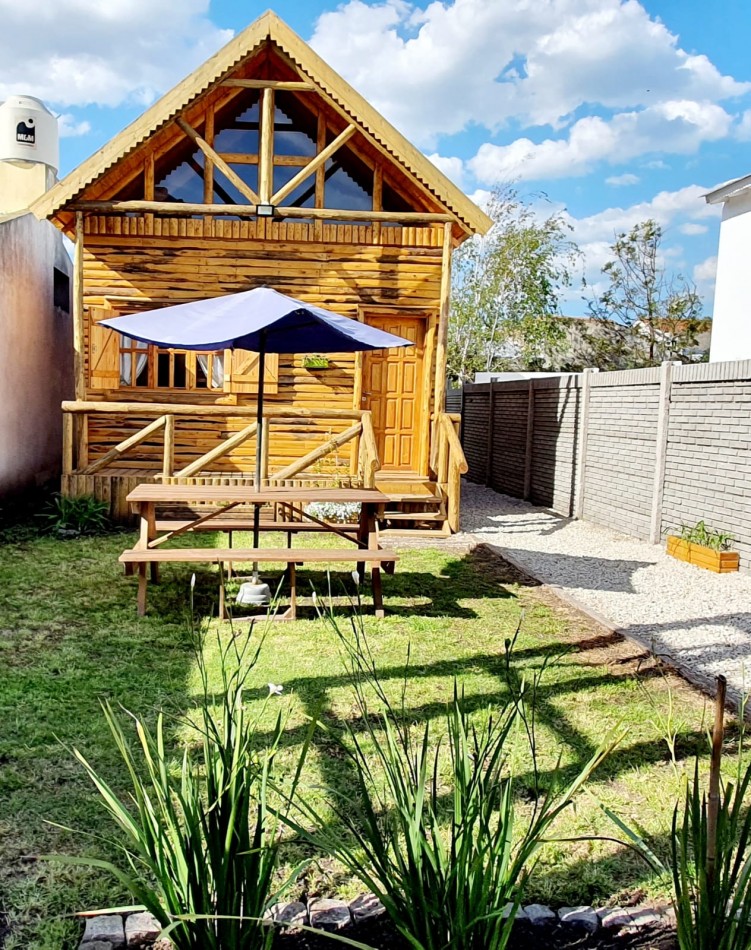 DOS CABAÑAS DE 3 AMBIENTES CON PARQUE Y ENTRADA PARA AUTO EN MIRAMAR. APTO CREDITO