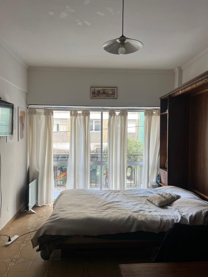 DEPARTAMENTO DE 1 AMBIENTE CON BALCON A LA CALLE Y COCHERA E EN EL CENTRO. APTO CREDITO