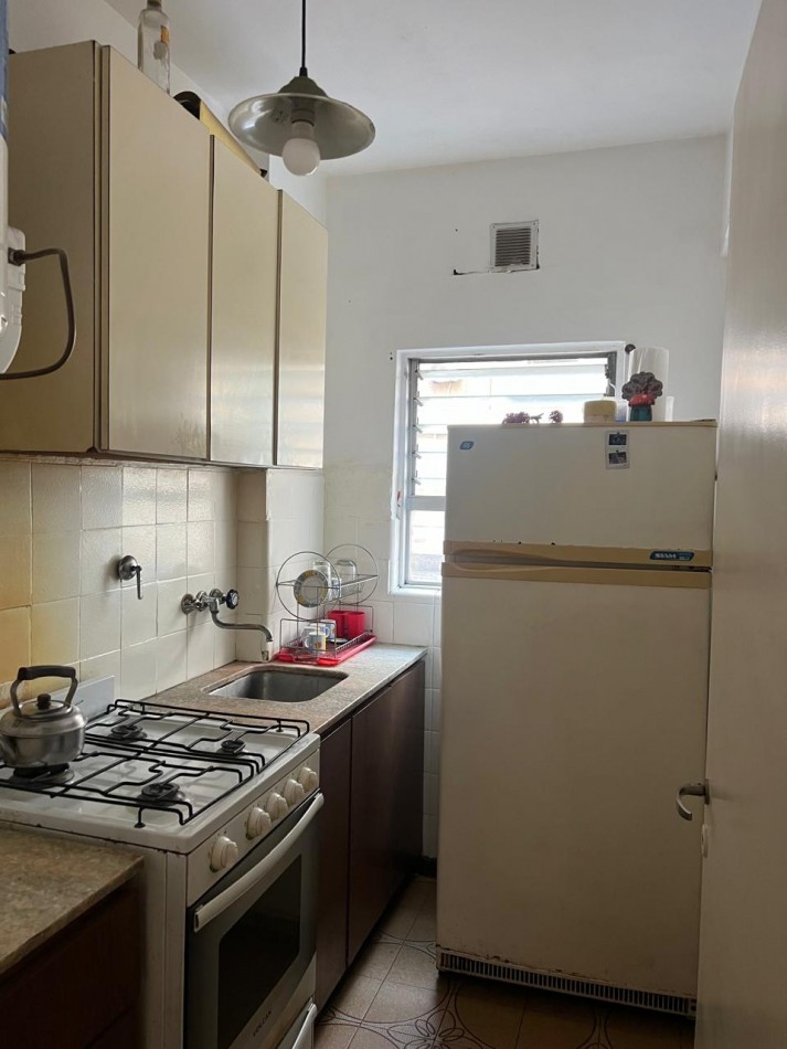 DEPARTAMENTO DE 1 AMBIENTE CON BALCON A LA CALLE Y COCHERA E EN EL CENTRO. APTO CREDITO