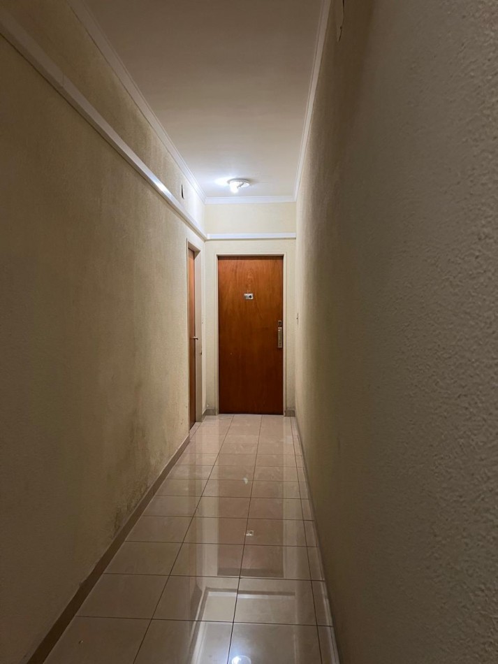 DEPARTAMENTO DE 1 AMBIENTE CON BALCON A LA CALLE Y COCHERA E EN EL CENTRO. APTO CREDITO