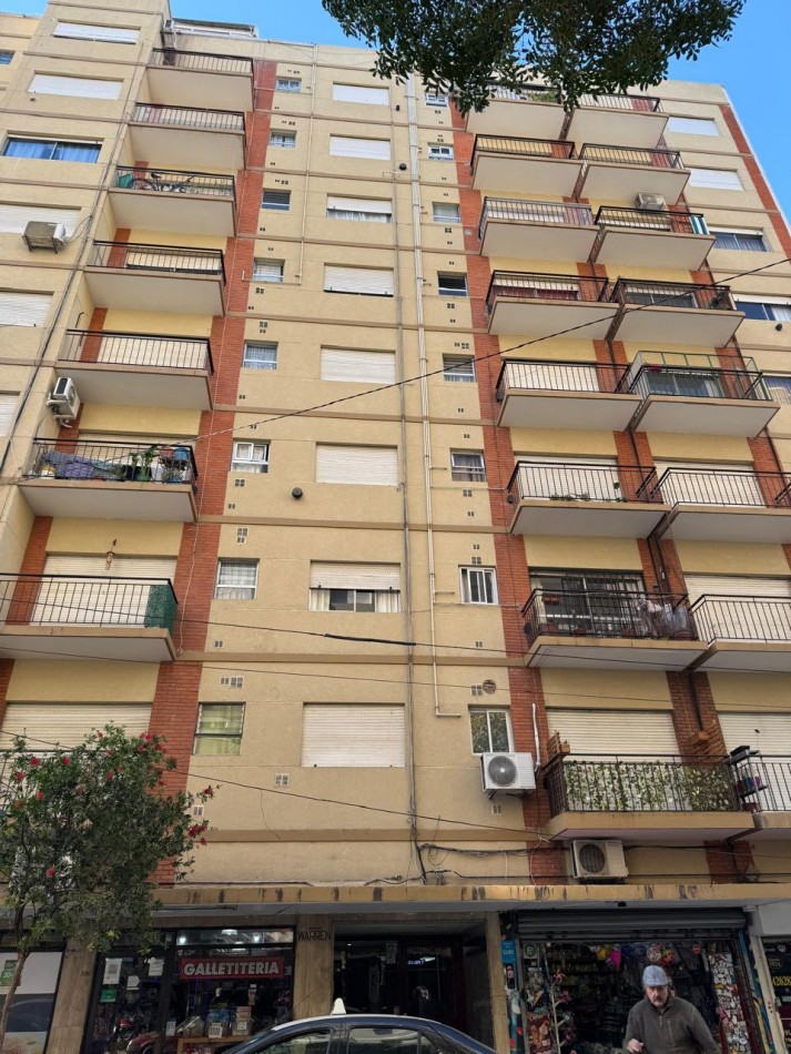 DEPARTAMENTO DE 1 AMBIENTE CON BALCON A LA CALLE Y COCHERA E EN EL CENTRO. APTO CREDITO