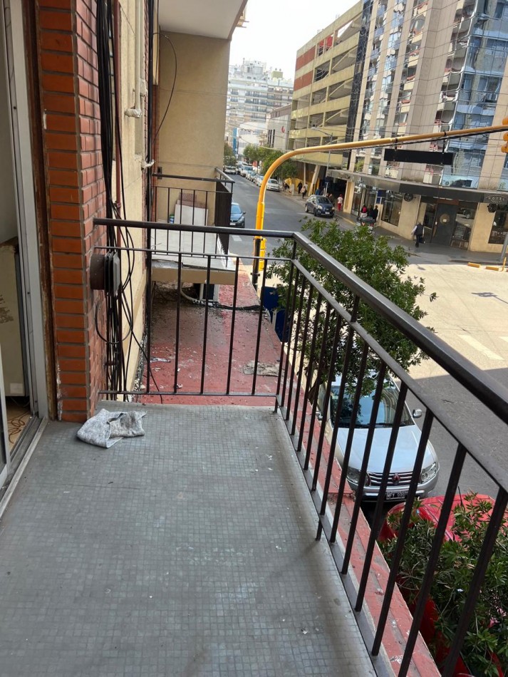 DEPARTAMENTO DE 1 AMBIENTE CON BALCON A LA CALLE Y COCHERA E EN EL CENTRO. APTO CREDITO