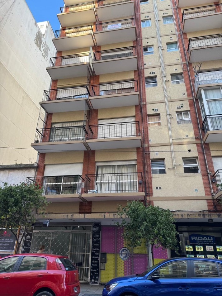 DEPARTAMENTO DE 1 AMBIENTE CON BALCON A LA CALLE Y COCHERA E EN EL CENTRO. APTO CREDITO