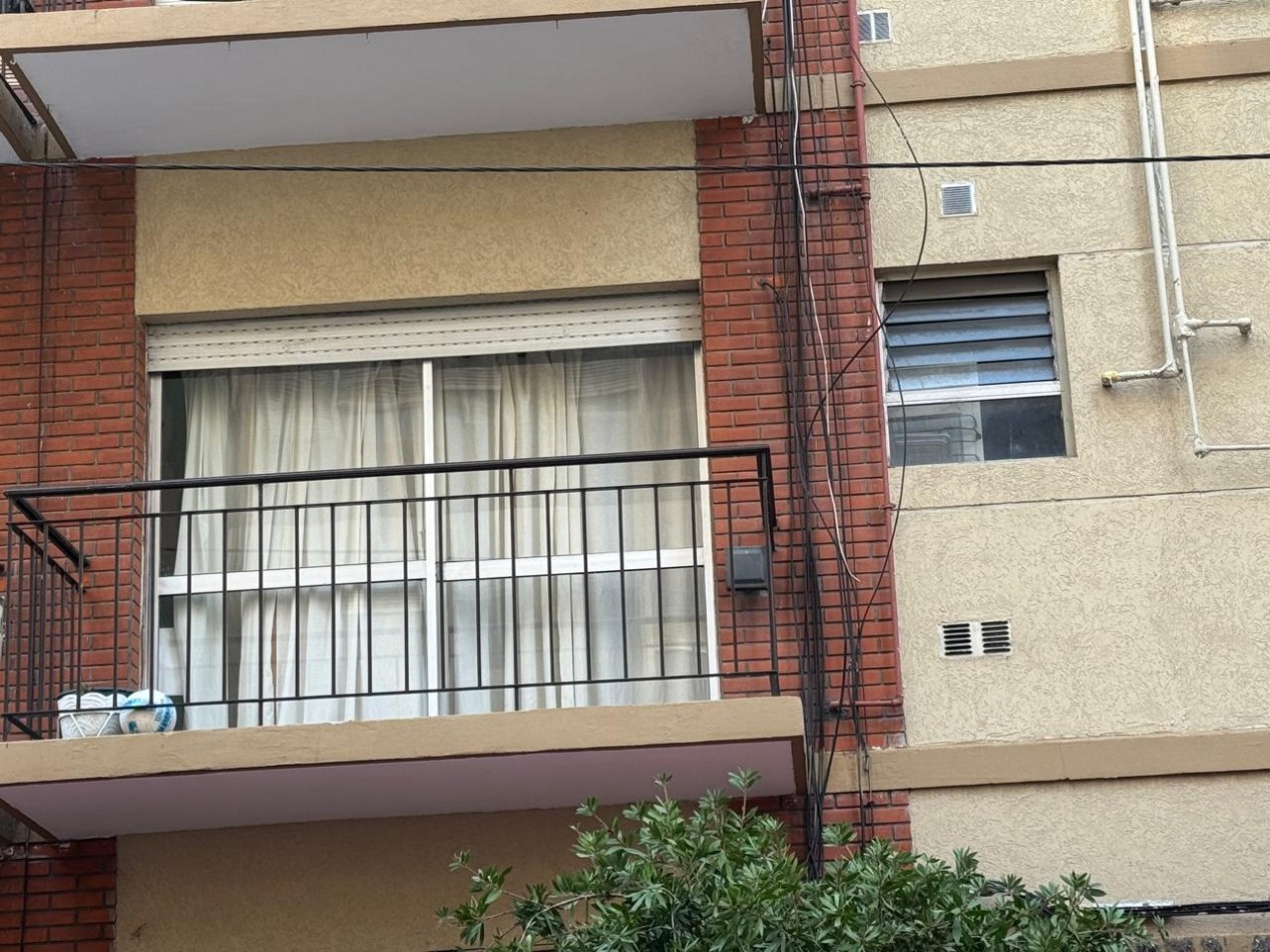 DEPARTAMENTO DE 1 AMBIENTE CON BALCON A LA CALLE Y COCHERA E EN EL CENTRO. APTO CREDITO