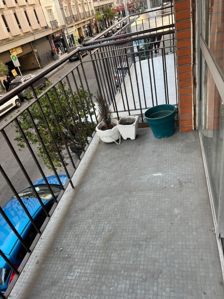 DEPARTAMENTO DE 1 AMBIENTE CON BALCON A LA CALLE Y COCHERA E EN EL CENTRO. APTO CREDITO