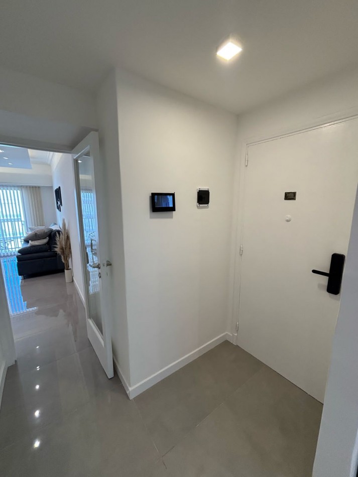 DEPARTAMENTO DE 3 AMB A LA CALLE CON BALCON CORRIDO Y VISTA LATERAL AL MAR EN PUNTA IGLESIA
