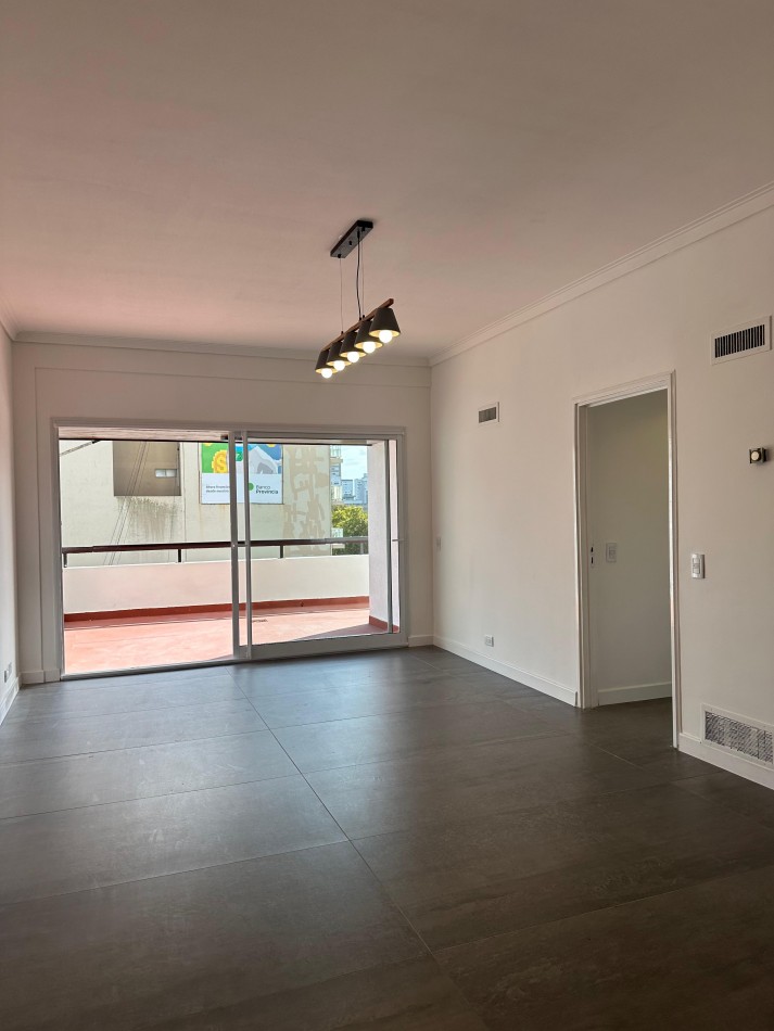 DEPARTAMENTO 4 AMBIENTES A LA CALLE CON VISTA A LA PLAZA, BALCON TERRAZA Y COCHERA EN EL CENTRO