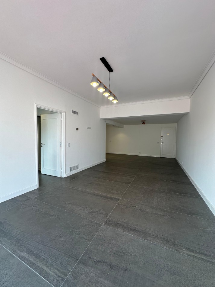 DEPARTAMENTO 4 AMBIENTES A LA CALLE CON VISTA A LA PLAZA, BALCON TERRAZA Y COCHERA EN EL CENTRO