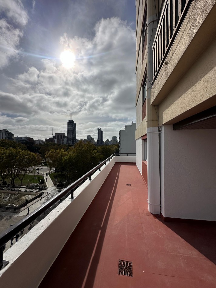 DEPARTAMENTO 4 AMBIENTES A LA CALLE CON VISTA A LA PLAZA, BALCON TERRAZA Y COCHERA EN EL CENTRO