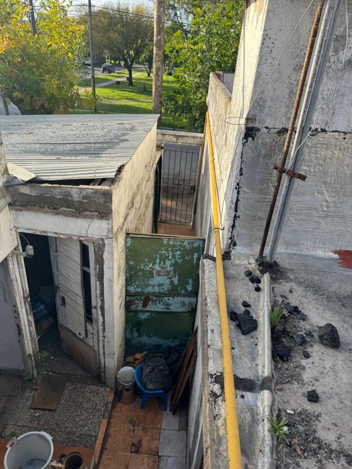 CASA DE 3 AMB CON PATIO Y 2 LOCALES QUE PUEDE USARSE COMO COCHERA. PARA RECICLAR