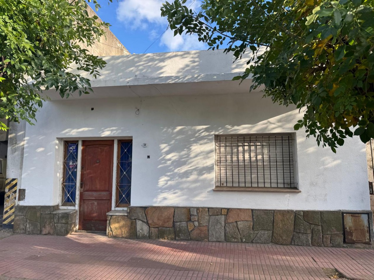 CASA DE 3 AMB CON PATIO Y 2 LOCALES QUE PUEDE USARSE COMO COCHERA. PARA RECICLAR