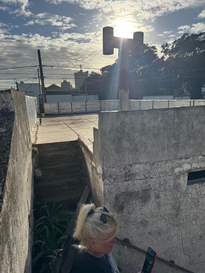 CASA DE 3 AMB CON PATIO Y 2 LOCALES QUE PUEDE USARSE COMO COCHERA. PARA RECICLAR