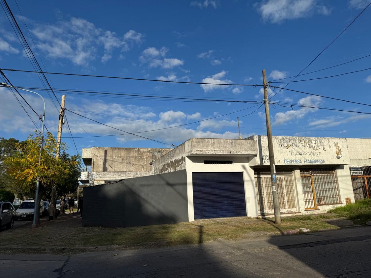 CASA DE 3 AMB CON PATIO Y 2 LOCALES QUE PUEDE USARSE COMO COCHERA. PARA RECICLAR