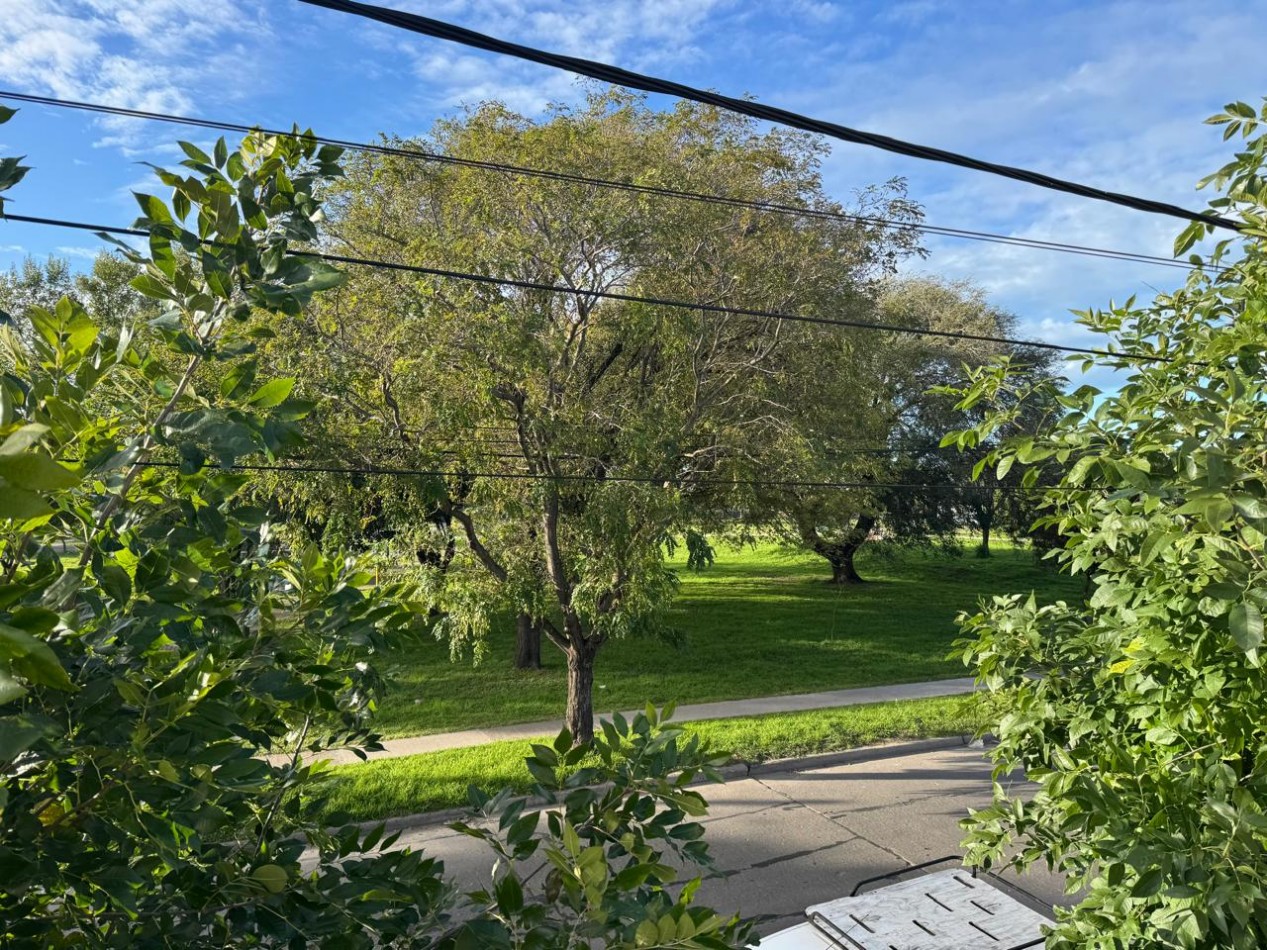 CASA DE 3 AMB CON PATIO Y 2 LOCALES QUE PUEDE USARSE COMO COCHERA. PARA RECICLAR