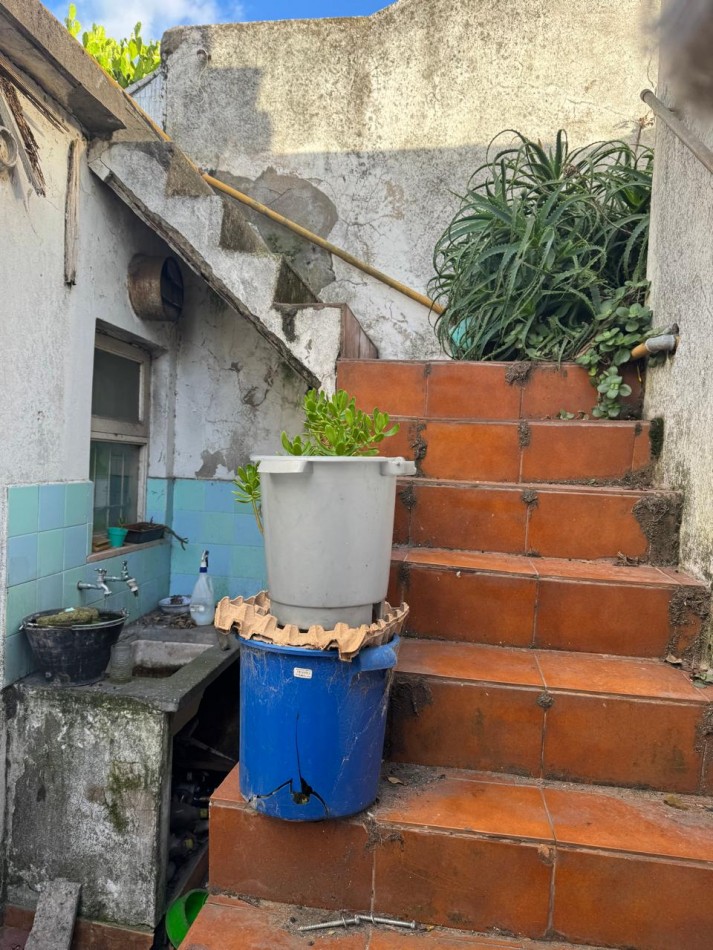 CASA DE 3 AMB CON PATIO Y 2 LOCALES QUE PUEDE USARSE COMO COCHERA. PARA RECICLAR