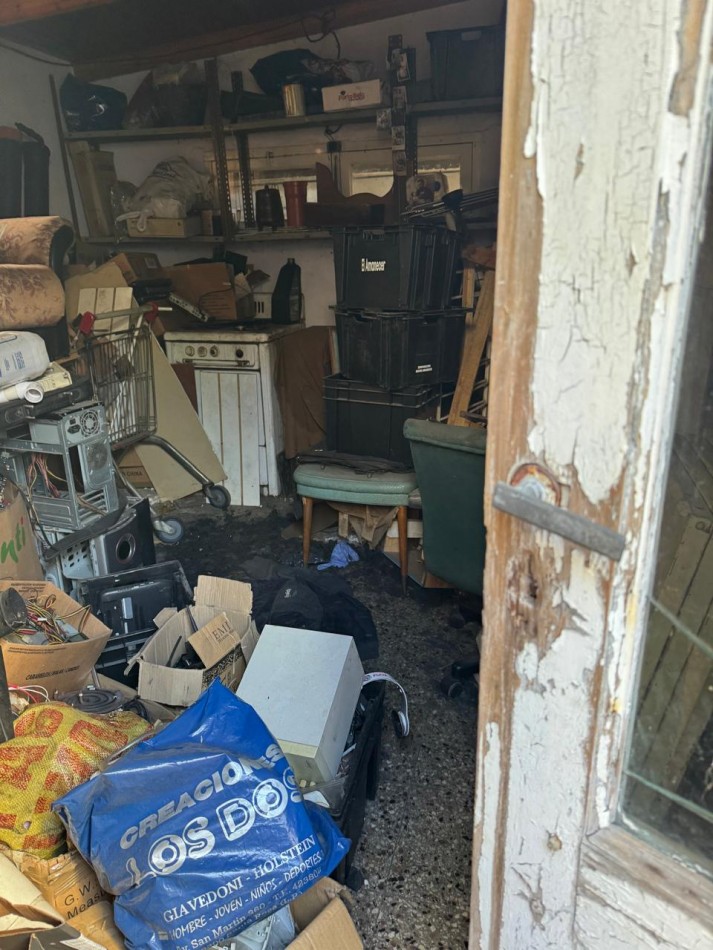 CASA DE 3 AMB CON PATIO Y 2 LOCALES QUE PUEDE USARSE COMO COCHERA. PARA RECICLAR