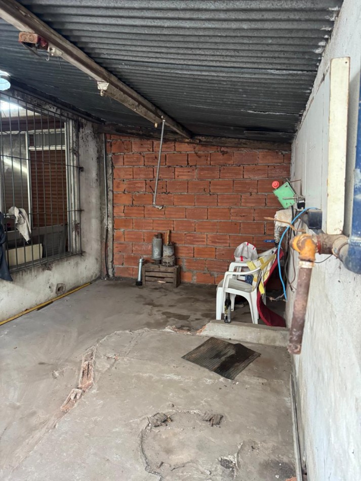 CASA DE 3 AMB CON PATIO Y 2 LOCALES QUE PUEDE USARSE COMO COCHERA. PARA RECICLAR