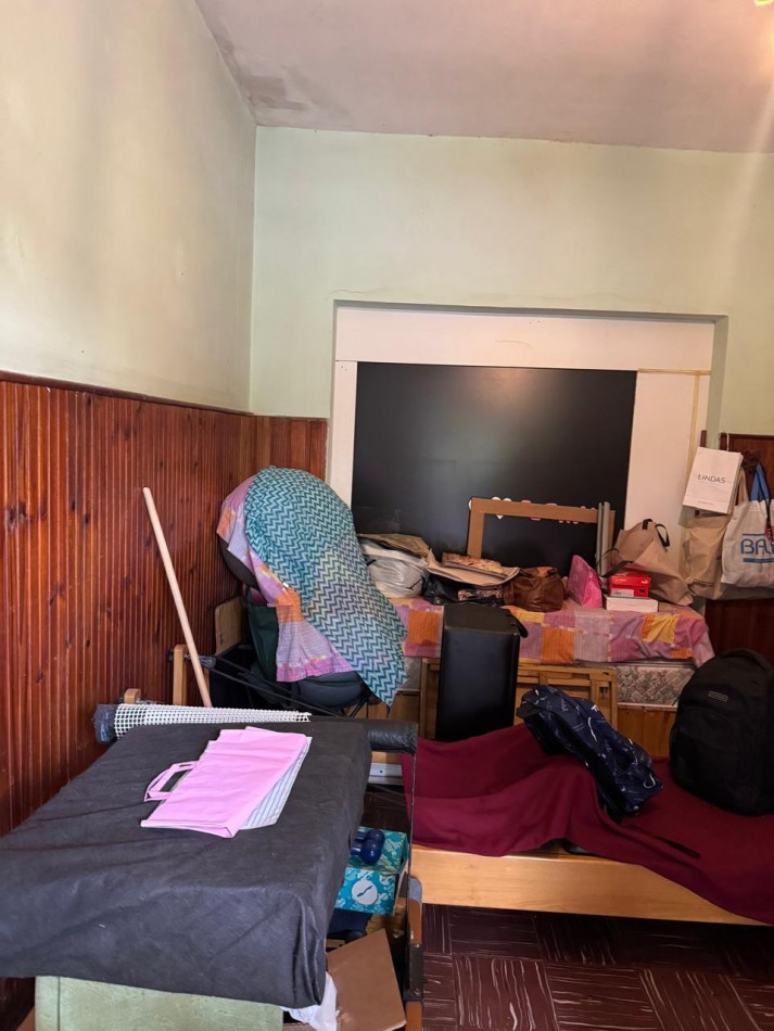 CASA DE 3 AMB CON PATIO Y 2 LOCALES QUE PUEDE USARSE COMO COCHERA. PARA RECICLAR
