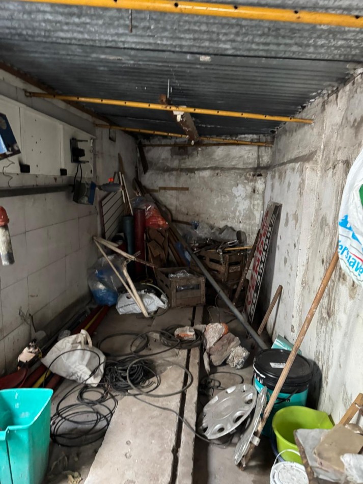 CASA DE 3 AMB CON PATIO Y 2 LOCALES QUE PUEDE USARSE COMO COCHERA. PARA RECICLAR
