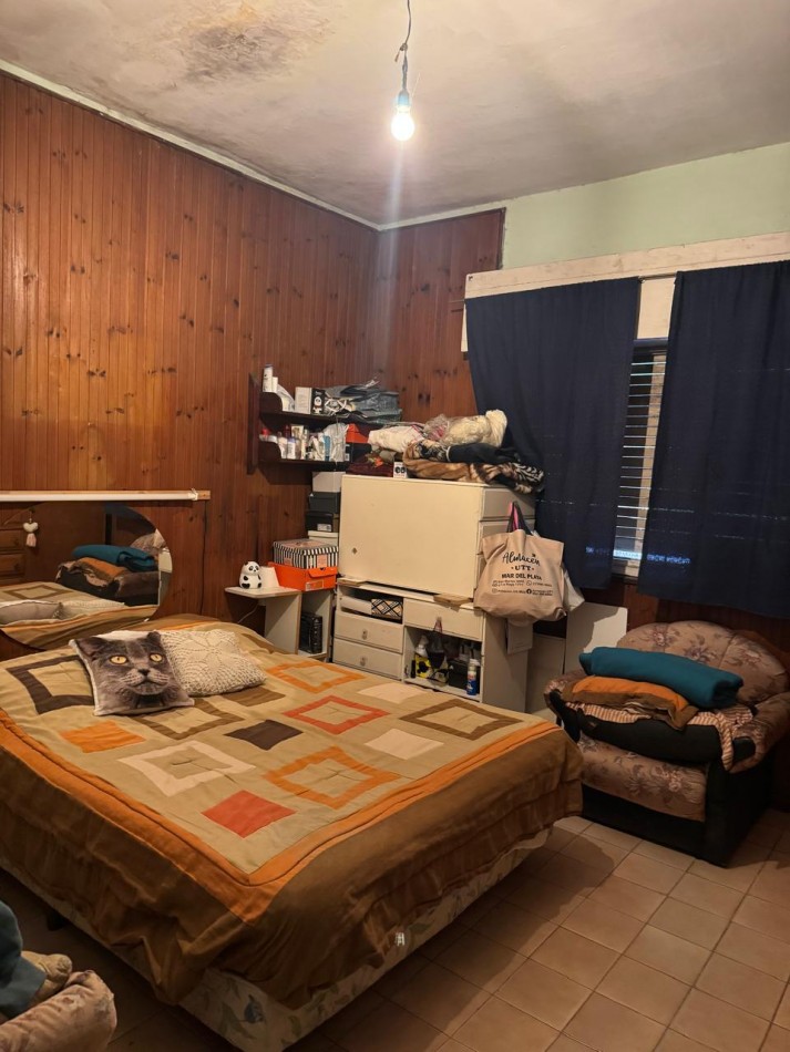 CASA DE 3 AMB CON PATIO Y 2 LOCALES QUE PUEDE USARSE COMO COCHERA. PARA RECICLAR