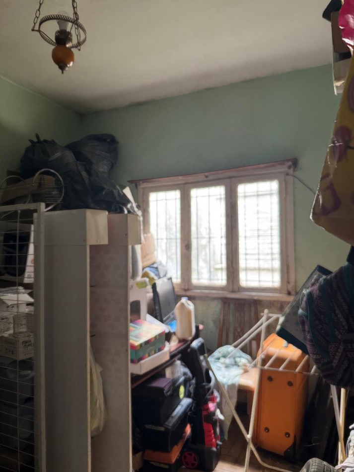 CASA DE 3 AMB CON PATIO Y 2 LOCALES QUE PUEDE USARSE COMO COCHERA. PARA RECICLAR