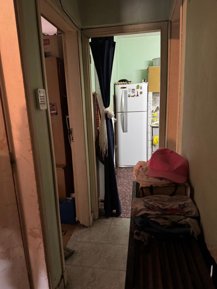 CASA DE 3 AMB CON PATIO Y 2 LOCALES QUE PUEDE USARSE COMO COCHERA. PARA RECICLAR