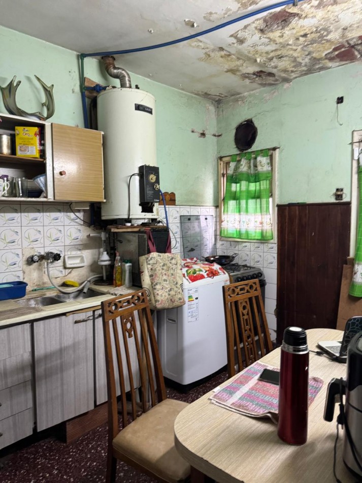CASA DE 3 AMB CON PATIO Y 2 LOCALES QUE PUEDE USARSE COMO COCHERA. PARA RECICLAR